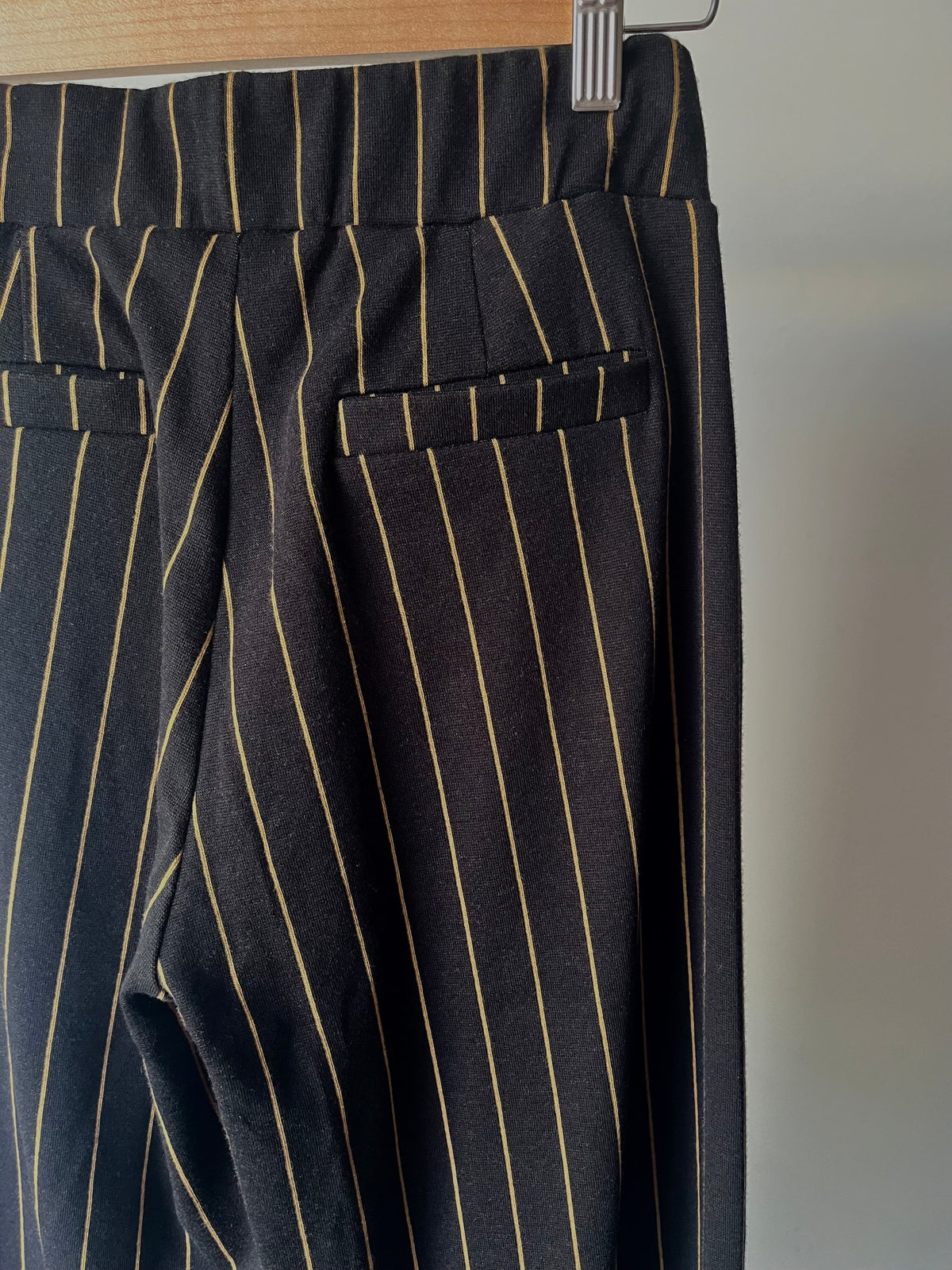 Pantalon noir rayé