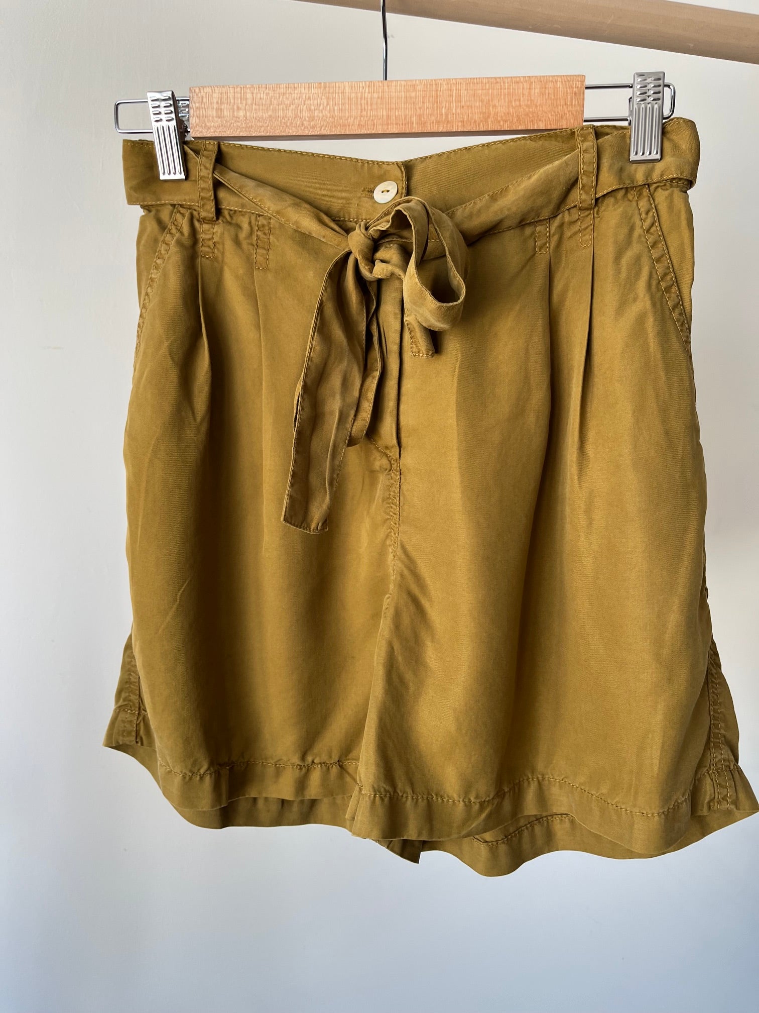 Short olive