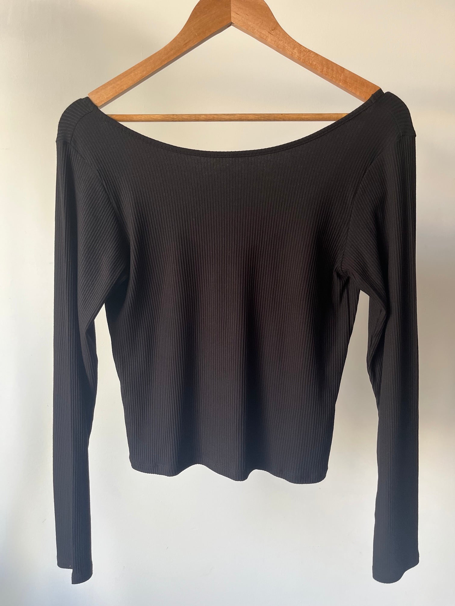 T-shirt noir décolleté dos