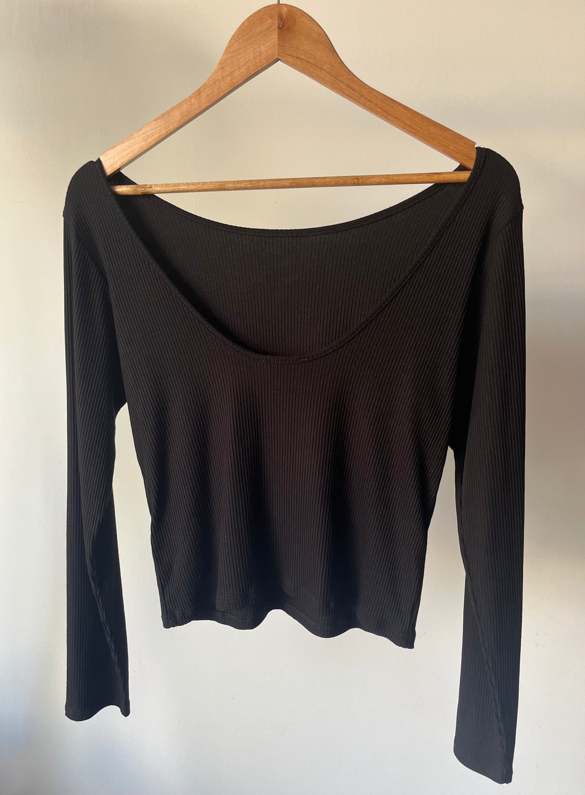 T-shirt noir décolleté dos